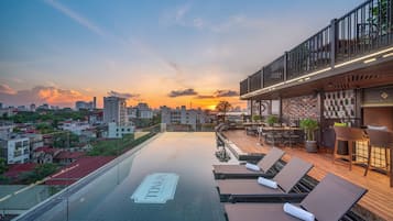 Piscina externa, funciona das 6h às 22h, guarda-sóis, espreguiçadeiras