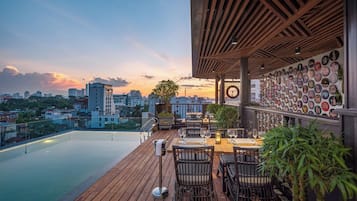 Poolside bar