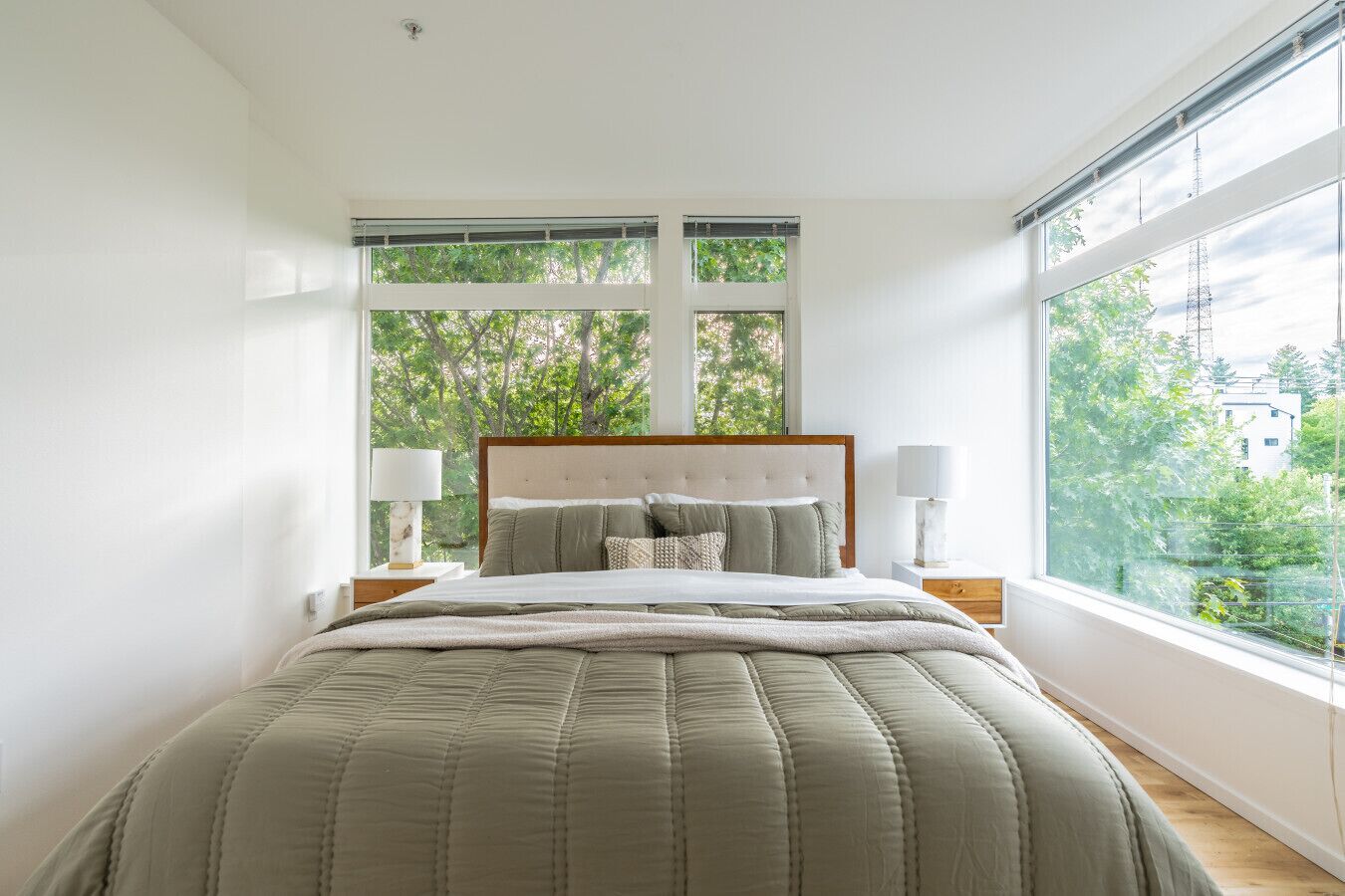 1 soverom, skrivebord, strykejern/-brett og reiseseng for barn