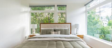 1 soverom, skrivebord, strykejern/-brett og reiseseng for barn