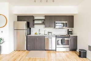 Fridge, microwave, oven, dishwasher - One bedroom Central District Apartment (Seattle)