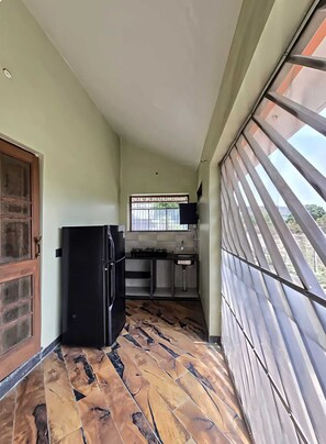 Frigorífico, placa de cocina, tostadora y utensilios de cocina