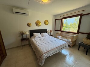 5 chambres, fer et planche à repasser, Wi-Fi, draps fournis