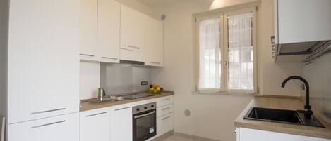 Fridge, oven, dishwasher, coffee/tea maker