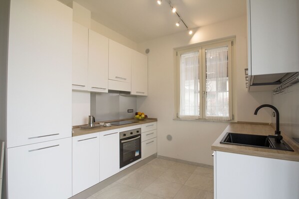 Fridge, oven, dishwasher, coffee/tea maker