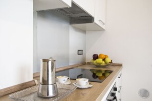 Fridge, oven, dishwasher, coffee/tea maker