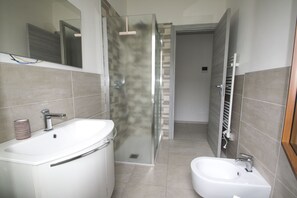 Dusche, Haartrockner, Handtücher