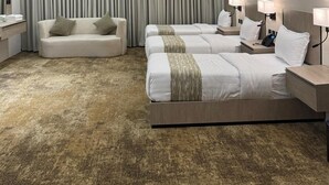 Kamar Triple Keluarga, pemandangan kota | Brankas, meja kerja, ruang kerja ramah laptop, dan tirai kedap cahaya