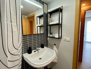 Ducha, secador de pelo, bidé y toallas