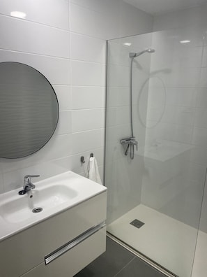 Dusche, Haartrockner, Handtücher, Toilettenpapier