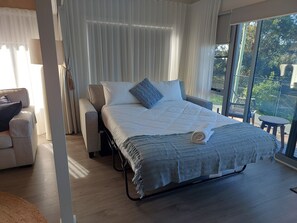 1 bedroom, desk, iron/ironing board, free WiFi - Austinmer Bush to Beach Retreat | EV Charger | Stylish & Serene (Austinmer)