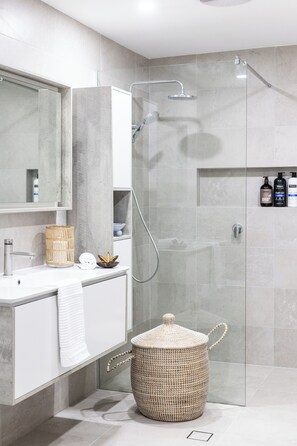 Regadera, amenidades de baño ecológicas, secadora de cabello, toallas
