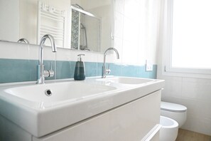 Douche, bidet, serviettes fournies