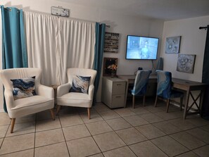 Interior - Charming 1-bedroom guesthouse with pool view WiFi and AC in Winter Haven (Winter Haven)