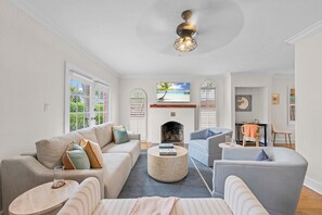 Smart TV, chimenea y oficina