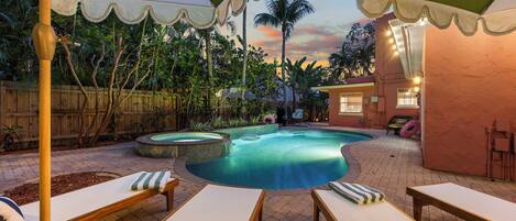 حمّام سباحة مُدفَّأ