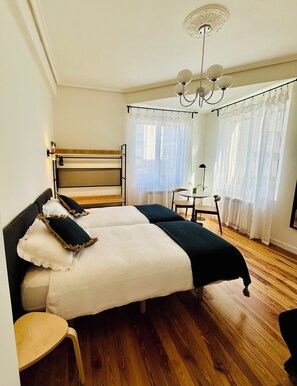 3 habitaciones, escritorio y tabla de planchar con plancha 