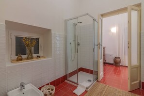Douche, séchoir à cheveux, bidet, serviettes fournies