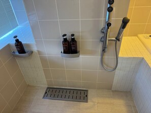 Haartrockner, Handtücher, Seife, Toilettenpapier
