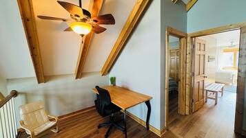 4 habitaciones, escritorio y tabla de planchar con plancha