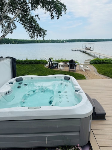 NEW! Green Lake Therapy -Dock, A/C, Kayaks, HotTub