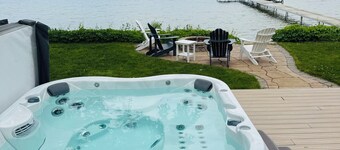 NEW! Green Lake Therapy -Dock, A/C, Kayaks, HotTub