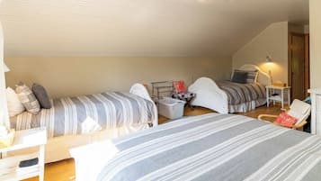 4 bedrooms, desk, iron/ironing board, travel crib