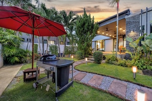 Villa, véranda, vue cour intérieure | Aire de pique-nique/barbecue