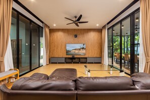 Villa, Lanai, Courtyard View | Living area
