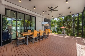 Villa, Veranda, Blick auf den Innenhof | Terrasse/Patio