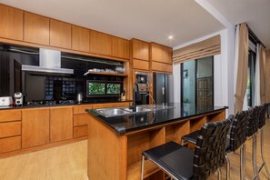 Villa, lanai, vista al patio | Cocina privada