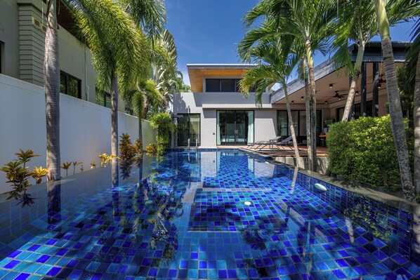 别墅, 外廊, 庭院景观 | 泳池 | 室外游泳池，日光浴躺椅