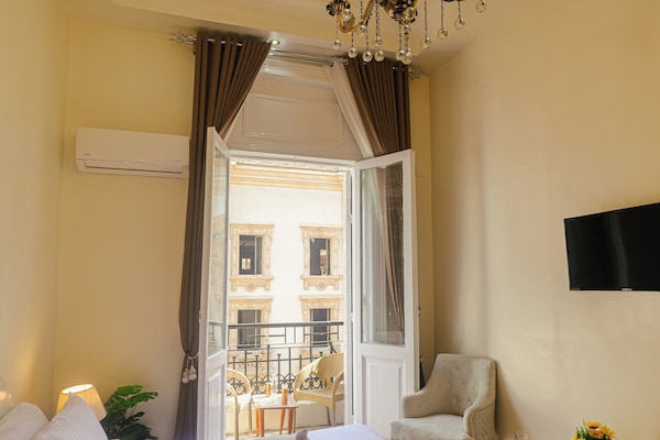 Minibar, escritorio, tabla de planchar con plancha y wifi gratis