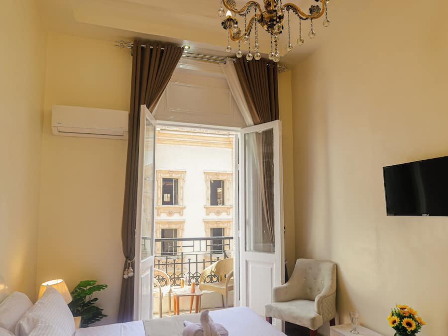 Minibar, escritorio, tabla de planchar con plancha y wifi gratis