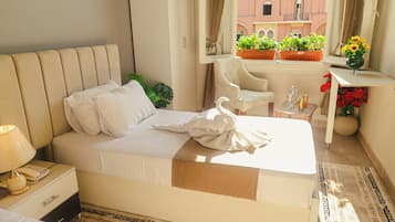 Quarto casal ou duplo luxo | Frigobar, escrivaninha, ferros/tábuas de passar roupa, Wi-Fi de cortesia