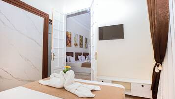 Deluxe Suite | Minibar, desk, iron/ironing board, free WiFi