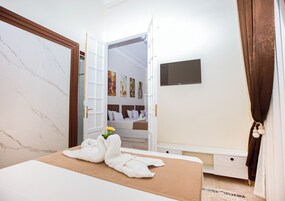 Deluxe Suite | Minibar, desk, iron/ironing board (on request), WiFi (free)