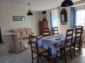 Living area - Seaside gite for 6 people, pets welcome. (Réville)