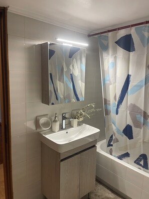 Assecador de cabells, tovalloles, sabó i paper higiènic 