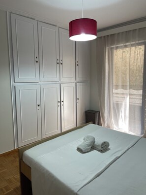 2 dormitoris, planxa i posts de planxar, wifi i roba de llit 