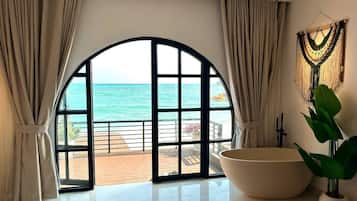 Deluxe dubbelrum - 1 kingsize-säng - havsutsikt - mot vattnet | Gratis wi-fi och sängkläder