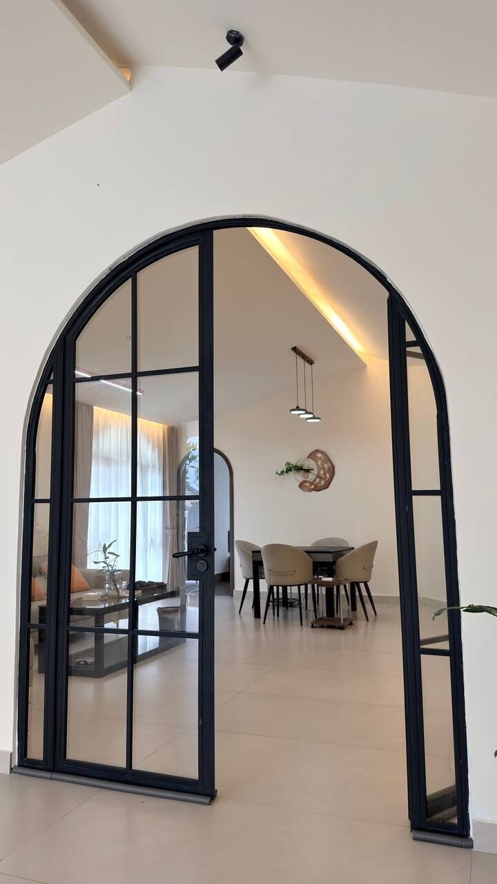 Quarto triplo luxo, sacada, vista para a piscina | Área de estar