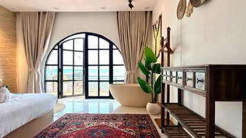 Quarto casal luxo, 2 quartos, vista para o mar, de frente para a praia | Roupas de cama premium, escrivaninha, espaço de trabalho para notebook