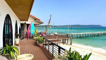 Tomannsrom – familie, 2 soverom, sjøutsikt, ved strandkanten | Terrasse/patio