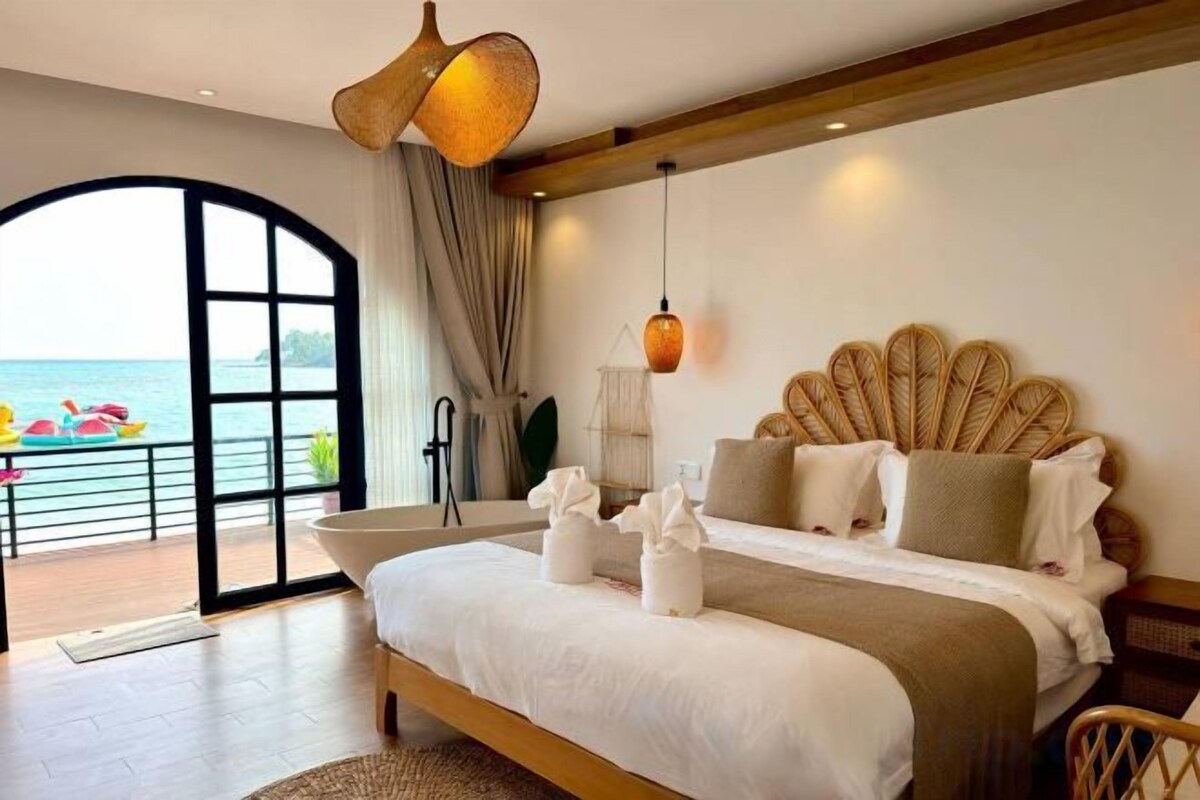 Premium bedding, desk, laptop workspace, WiFi (free)
