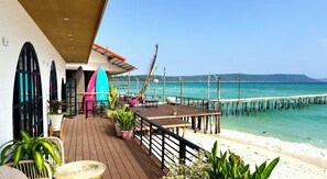 Deluxe Twin Room, 2 Bedrooms, Sea View, Beachfront | Living area