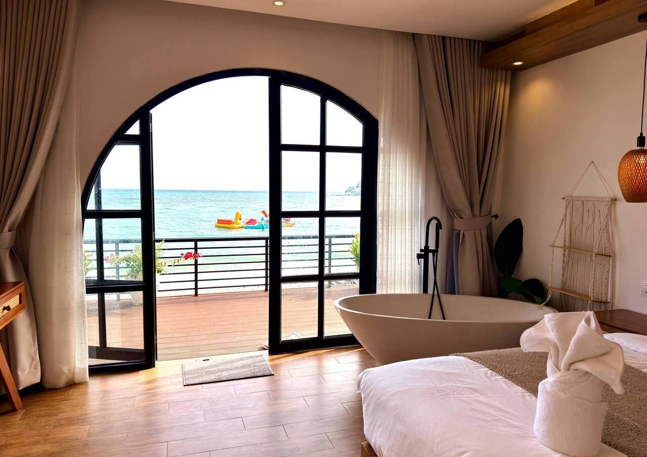 Deluxe Double Room, 1 King Bed, Sea View, Beachfront
