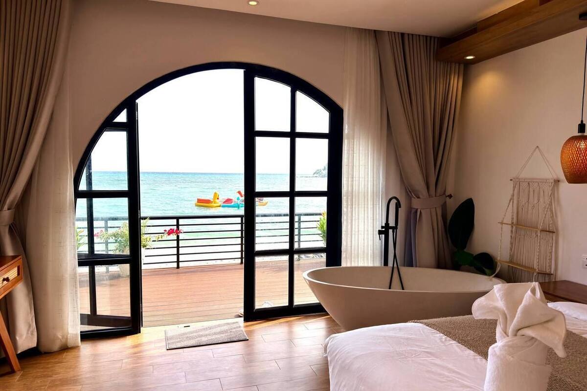 Deluxe Double Room, 1 King Bed, Sea View, Beachfront