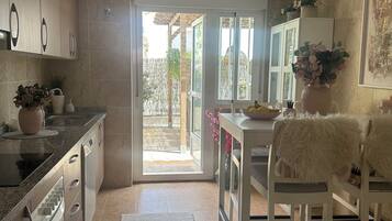 Een koelkast, een oven, een kookplaat, een vaatwasser