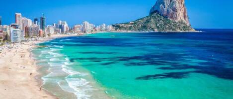 Camastros y toallas de playa